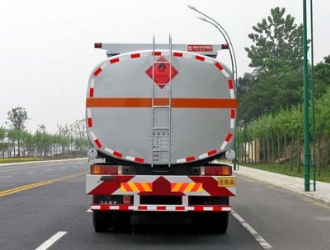 解放J6M前四后八運(yùn)油車