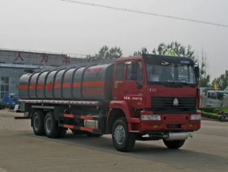 重汽斯太爾后八輪運(yùn)油車