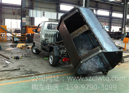 正在生產(chǎn)中的車(chē)廂可卸式垃圾車(chē)圖片