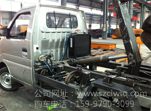 生產(chǎn)中的國(guó)四車(chē)廂可卸式垃圾車(chē)圖片展示