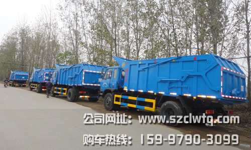 東風(fēng)153前翻蓋帶對(duì)接密封自卸式垃圾車(chē)準(zhǔn)備出發(fā)到新疆呼圖壁種牛場(chǎng)