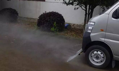 小型人行道養(yǎng)護車前沖洗圖片