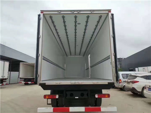 解放J6P前四后八肉鉤冷藏車