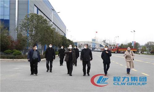 湖北省人大副主任、原隨州市市委書(shū)記劉曉鳴（左三），在程力汽車集團(tuán)總經(jīng)理程阿羅（左一）的陪同下，視察程力公司復(fù)工復(fù)產(chǎn)情況。