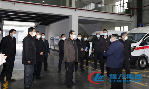 省人大副主任劉曉鳴（右二）在程力負(fù)壓救護(hù)車生產(chǎn)車間調(diào)研。