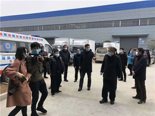 隨州市政府克克市長(zhǎng)（右三）與副市長(zhǎng)吳超明（右二）赴程力調(diào)研。