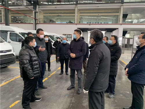 克克市長(zhǎng)（左三）在車間了解生產(chǎn)情況，并對(duì)堅(jiān)守在一線員工進(jìn)行了慰問(wèn)。