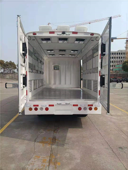 中巴式藍牌4.2米畜禽運輸車圖片