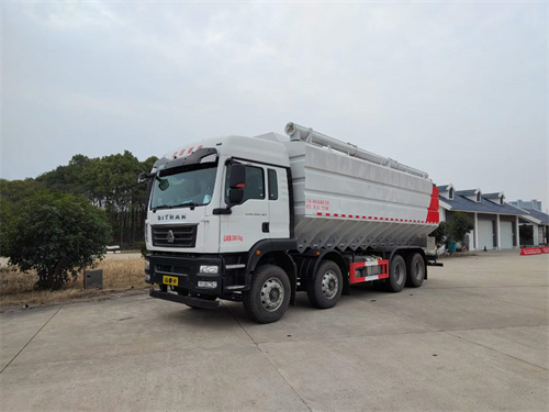 重汽汕德卡前四后八飼料運(yùn)輸車