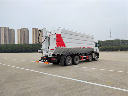 重汽汕德卡前四后八飼料運(yùn)輸車